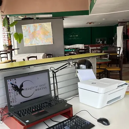 Eagle's Nest بيت شباب بوستوينا