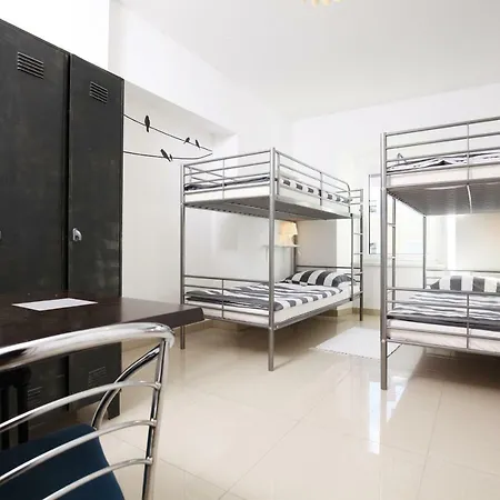 Eagle's Nest بيت شباب بوستوينا