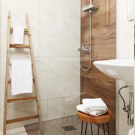 بيت شباب Eagle's Nest بوستوينا